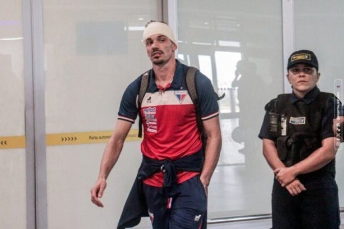 Jogadores do Fortaleza desembarcaram no Ceará com ferimentos após caso de violência - (crédito: Foto: Mateus Lotif/Fortaleza EC) Jogadores do Fortaleza desembarcaram no Ceará com ferimentos após caso de violência - (crédito: Foto: Mateus Lotif/Fortaleza EC)