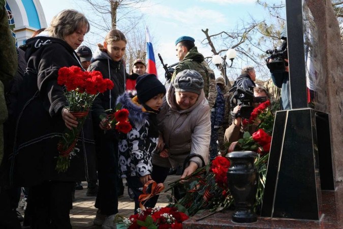 Cerimônia de abertura do obelisco em homenagem aos mortos na Ucrânia -  (crédito: STRINGER / AFP)