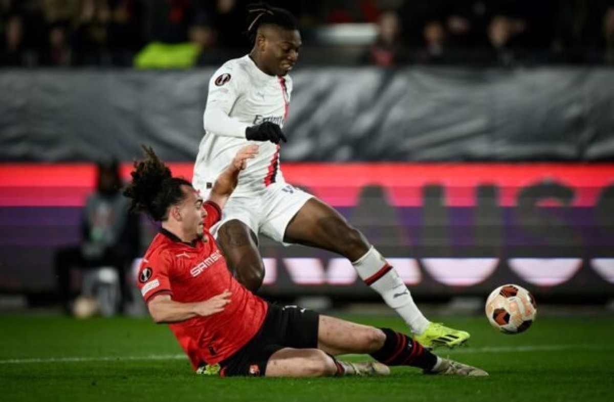 Milan perde para Rennes, mas vai às oitavas da Liga Europa