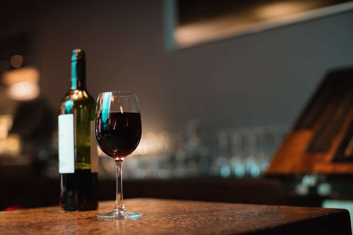 Homem é detido na França por furto de mais de 7 mil garrafas de vinho
