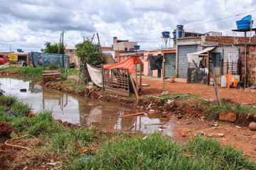 A falta de saneamento básico em várias regiões do país é reflexo da desigualdade e um dos principais problemas detectados pela pesquisa do IPS -  (crédito:  Kayo Magalhães/CB/D.A Press)