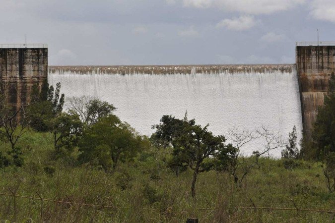  23/02/2024. Crédito: Minervino Júnior/CB/D.A Press. Brasil.  Brasilia - DF. Barragem do Rio Descoberto atinge sua capacidade máxima e transborda após periodo intenso de chuvas.
