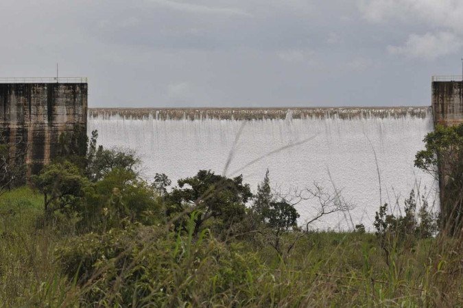  23/02/2024. Crédito: Minervino Júnior/CB/D.A Press. Brasil.  Brasilia - DF. Barragem do Rio Descoberto atinge sua capacidade máxima e transborda após periodo intenso de chuvas.