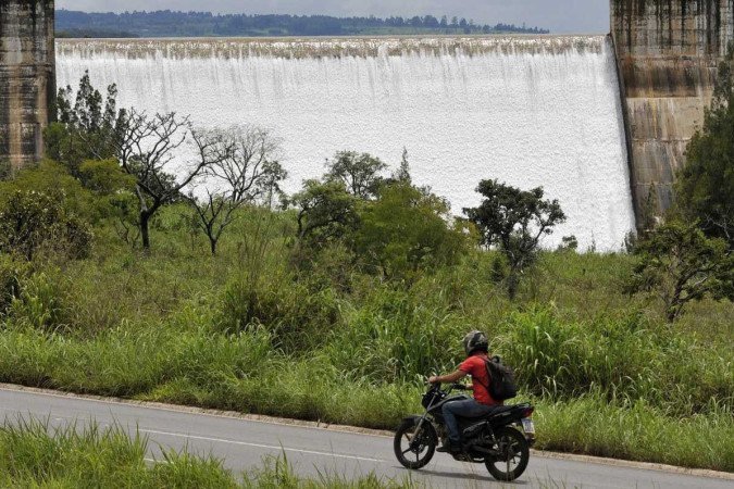  23/02/2024. Crédito: Minervino Júnior/CB/D.A Press. Brasil.  Brasilia - DF. Barragem do Rio Descoberto atinge sua capacidade máxima e transborda após periodo intenso de chuvas.