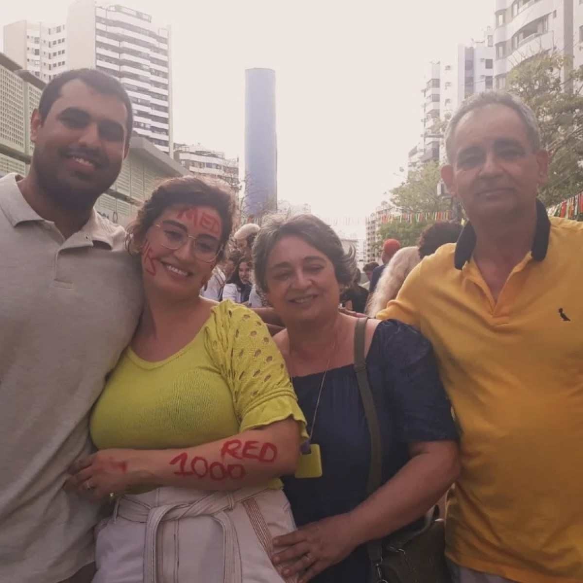 Indira Morgana e a família após aprovação no curso de Medicina