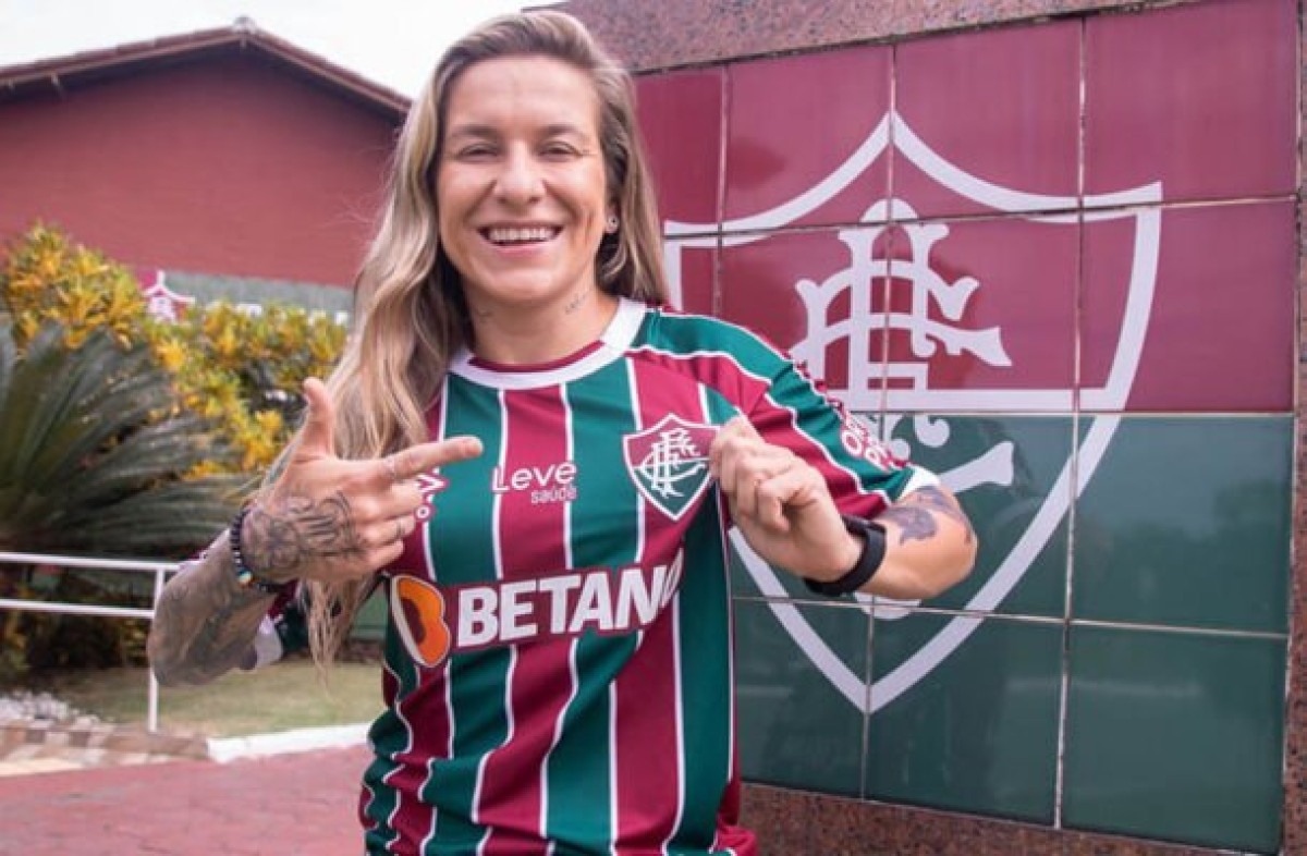 Fluminense anuncia chegada da atacante Cacau para time feminino