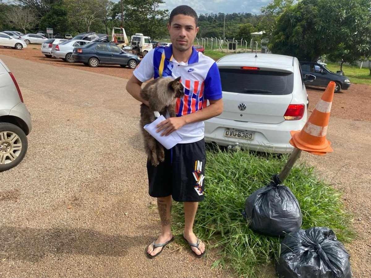 Lucas e seu gato que estava com sintomas de hepatite. O gato foi atendido e lucas relatou que ele apresentou melhoria.