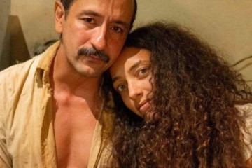 
Tião Galinha (Irandhir Santos) e Joaninha (Alice Carvalho) em Renascer -  (crédito: Reprodução/TV Globo)
