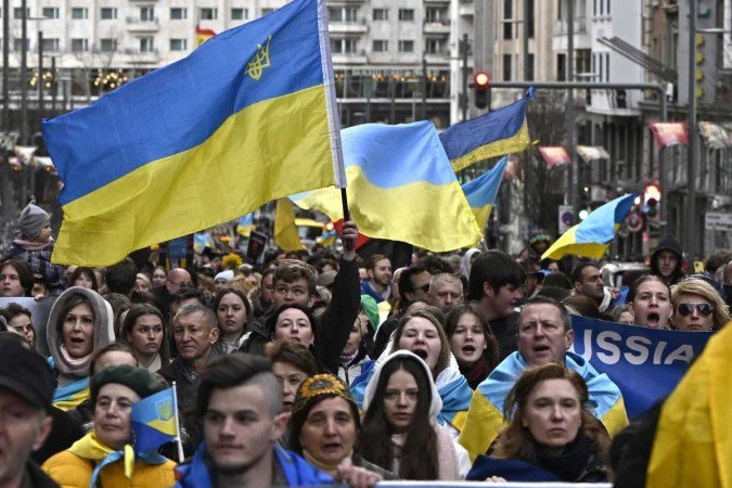 Manifestantes tomaram as ruas de Madri ontem em apoio aos ucranianos. Protestos se espalharam pela Europa durante todo o sábado