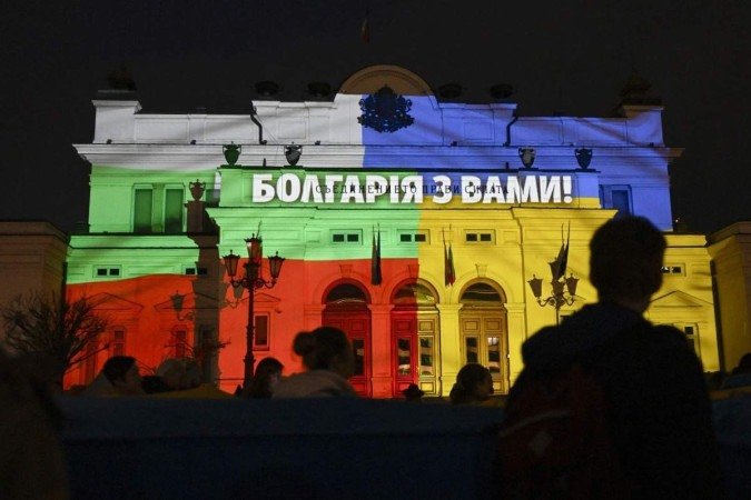 Bandeira da Ucrânia é projetada no Parlamento búlgaro, em Sofia