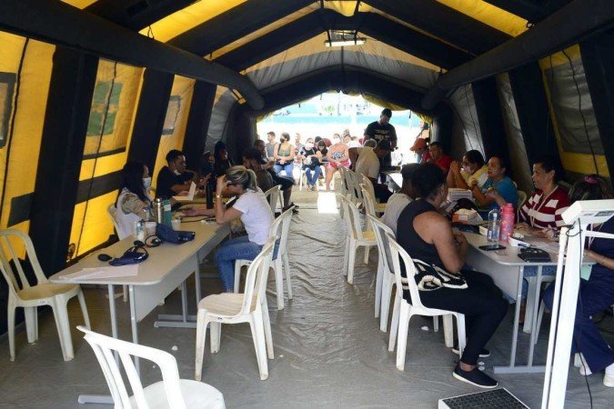  Tendas de atendimento a infectados continuam com grande movimentação. Há a promessa de novas unidades
