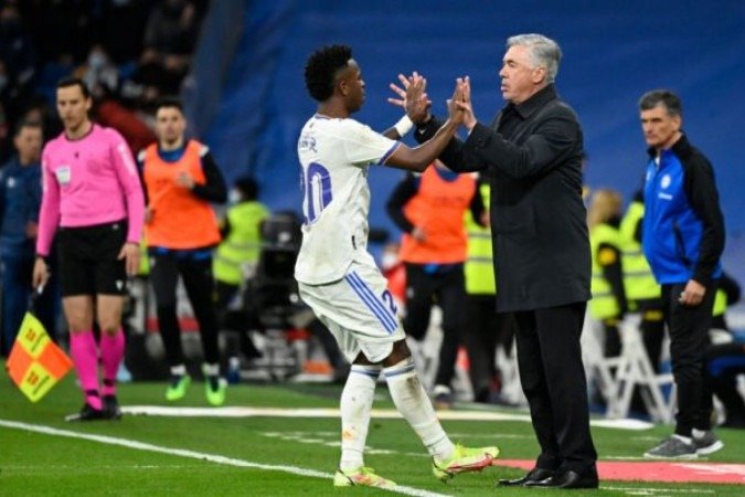Ancelotti já dá pistas sobre como fazer para escalar Vini e Mbappé, que gostam dde atuar na mesmo lado do campo, juntos-  -  (crédito:  AFP via Getty Images)