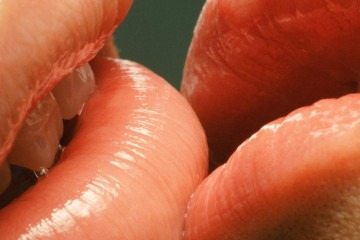 Pesquisadores descobriram que, durante o beijo, casais trocam parte da microbiota da língua -  (crédito: Getty Images)