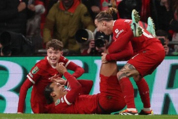Van Dijk cabeceia e faz o gol do título do Liverpool -  (crédito: Foto:  Glyn Kirk/ AFP via Getty Images)