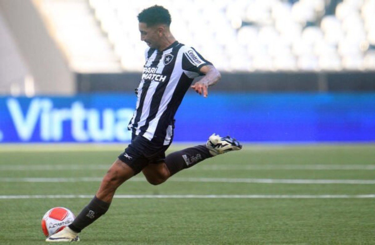 Kauê celebra boa atuação em vitória do Botafogo: ‘Feliz por ajudar’