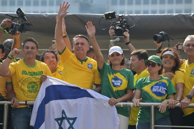 Manifestação em São Paulo ocupou cerca de cinco quarteirões da Paulista. Governadores, religiosos e parlamentares compareceram ao evento -  (crédito:  AFP)