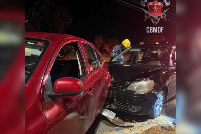 Uma colisão entre dois veículos deixou cinco pessoas feridas na madrugada deste domingo (25/02) -  (crédito: Divulgação/ CBMDF )