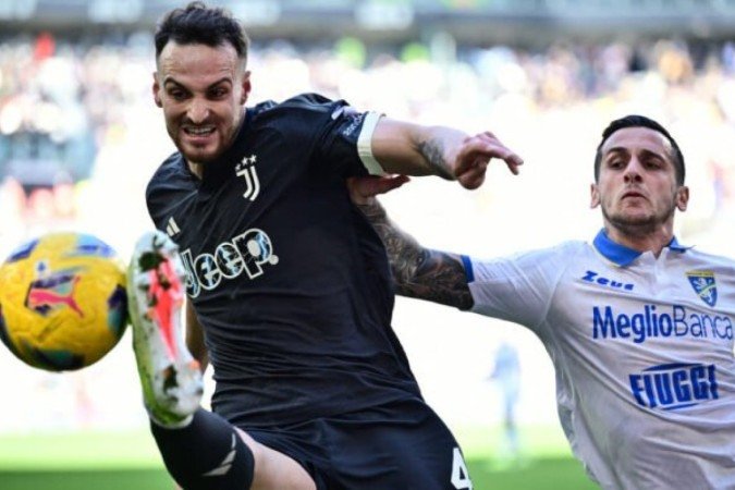Vlahovic celebra logo após fazer um de seus dois gols neste domingo - (crédito: Foto: - Marco Bertorello/AFP via Getty Images) Vlahovic celebra logo após fazer um de seus dois gols neste domingo - (crédito: Foto: - Marco Bertorello/AFP via Getty Images)