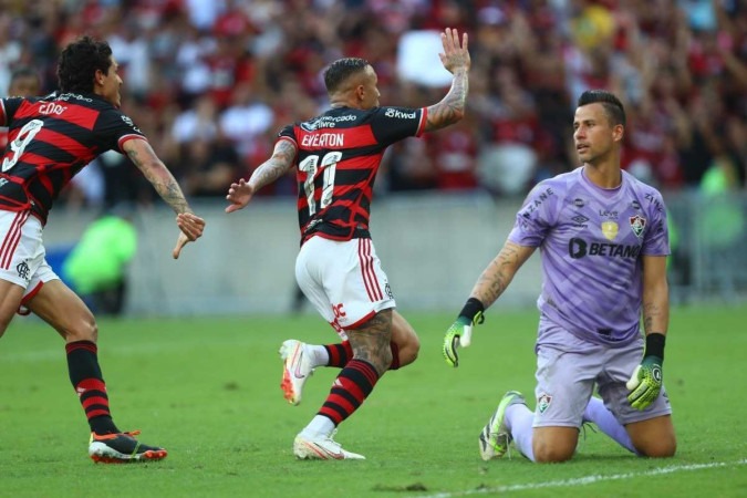 Autores dos gols da partida, Pedro e Everton Cebolinha correm para festejar com a torcida, diante de um abatido goleiro Fábio -  (crédito:  Gilvan de Souza / Flamengo)