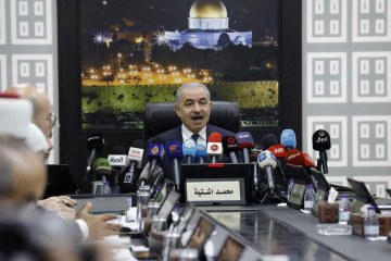 O primeiro-ministro palestino, Mohammad Shtayyeh, anuncia a renúncia do seu governo -  (crédito: Zain JAAFAR / AFP)