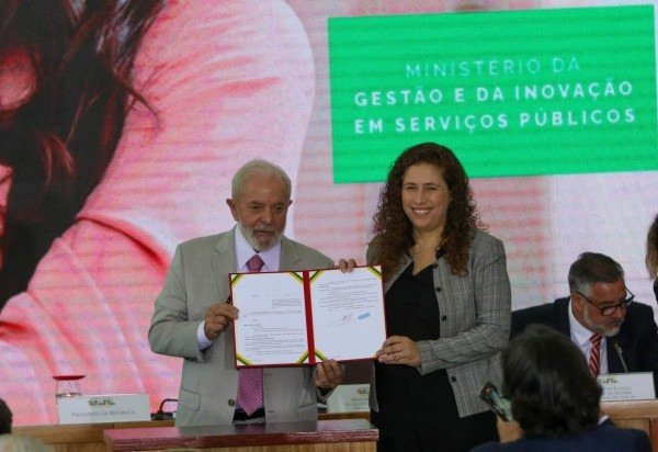 Presidente Lula e ministra de Gestão e Inovação em Serviços Públicos, Esther Dweck, durante lançamento do Programa de Democratização dos Imóveis da União