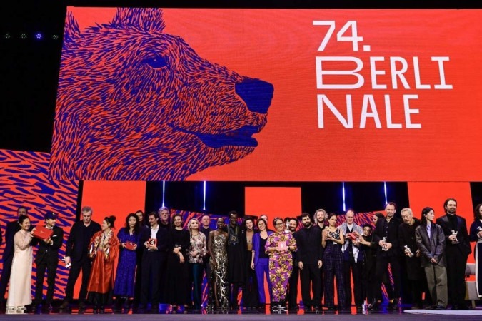 Todos os premiados de 2024 posam no palco no final da cerimônia de premiação do 74º Festival Internacional de Cinema de Berlim -  (crédito: JOHN MACDOUGALL / AFP)