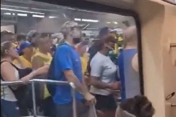 Corintianos impediram entrada de bolsonaristas mesmo com o metrô vazio -  (crédito: Reprodução/Redes Sociais)