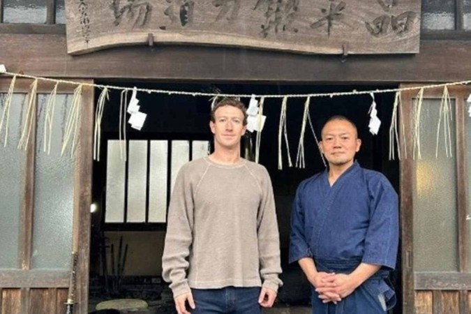 Marck Zuckerberg, viaja pela Ásia com uma programação que inclui fabricação de espadas e dispositivos de realidade virtual -  (crédito: Reprodução/Instagram/@zuck)