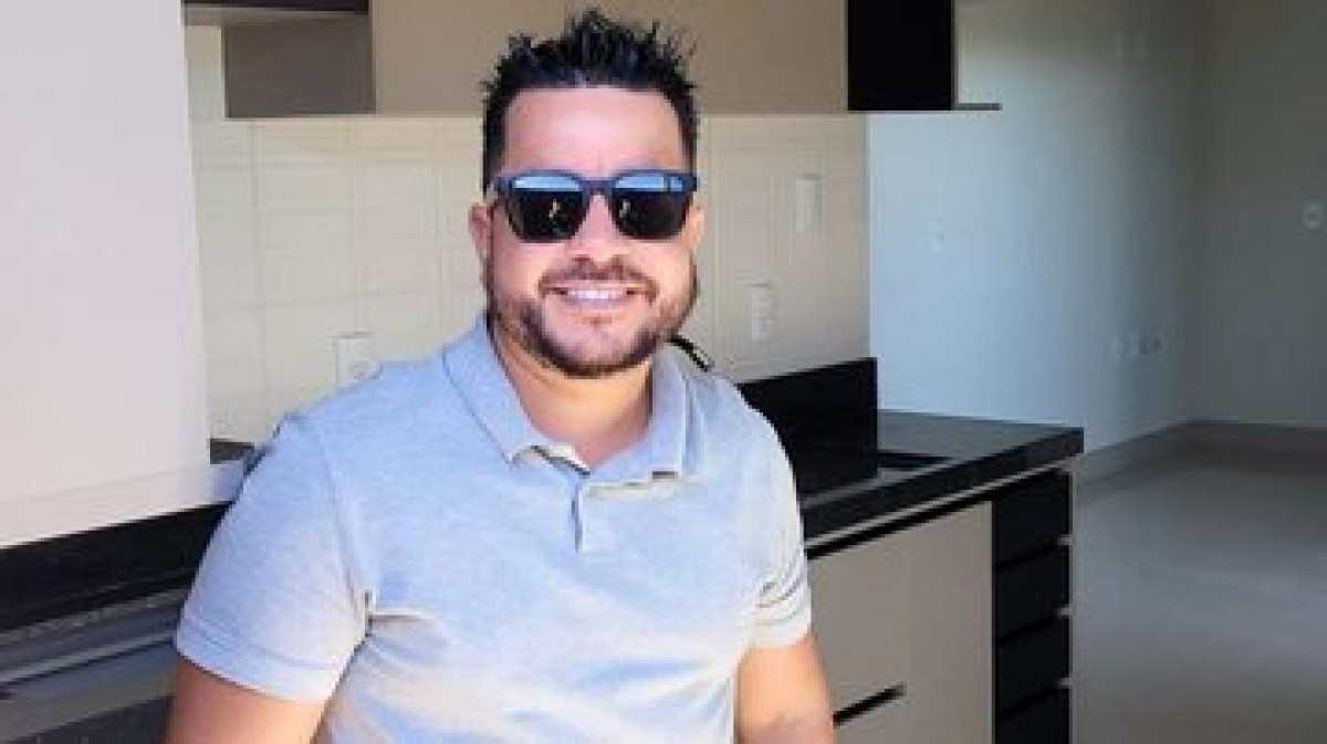 Cantor sertanejo morre após ser baleado dentro da própria casa