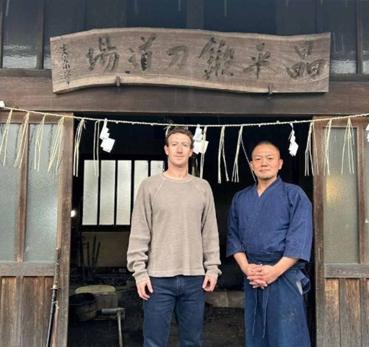 Viagem de Zuckerberg pela Ásia inclui espadas, tecnologia e casamento indiano