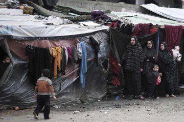 Palestinos em um campo de refugiados em Rafah, no sul da Faixa de Gaza -  (crédito: AFP)