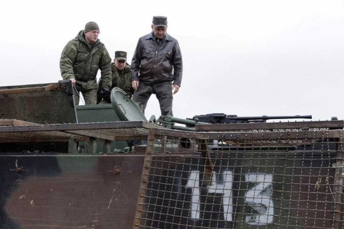 Ministro da Defesa da Rússia, Sergei Shoigu (D), inspeciona equipamento militar ucraniano capturado em Avdiivka, recentemente conquistada -  (crédito:  AFP)
