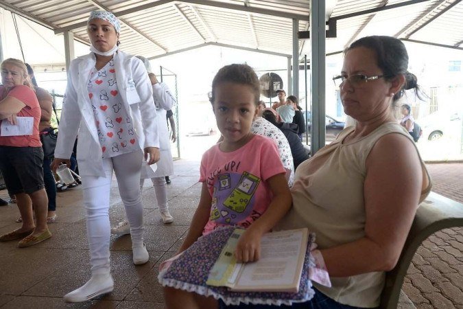 Denise de Oliveira (mãe) e filha Lorena em fila por exame de sangue na UBS de Samambaia
