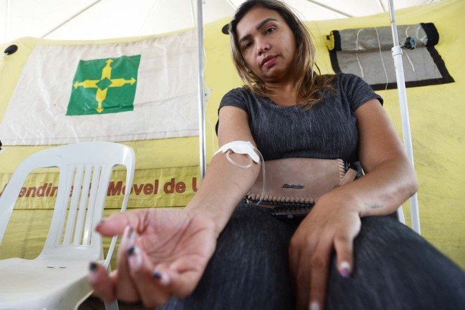 Devido à fraqueza, Reijane da Silva precisou tomar soro na tenda de hidratação de Samambaia