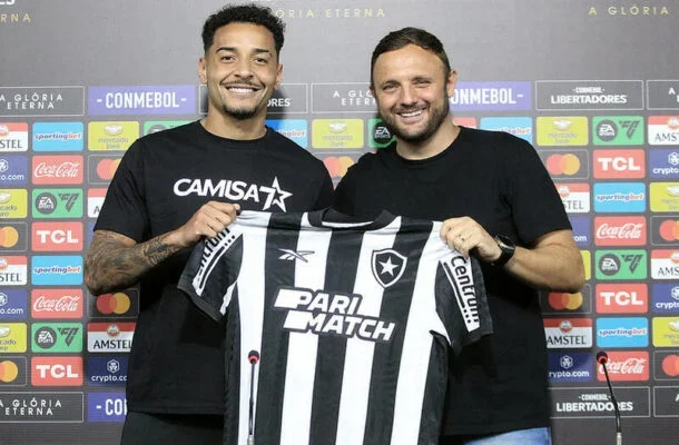 Volante Gregore é apresentado ao lado do Diretor de Futebol André Mazzuco -  (crédito: Foto: Vitor Silva/Botafogo)