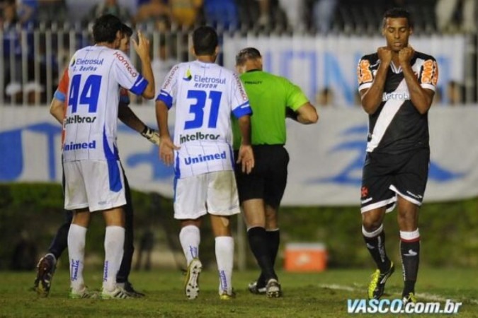 Elton comemora pênalti marcado na semifinal contra o Avaí, em 2011 -  (crédito:  MARCELO SADIO)