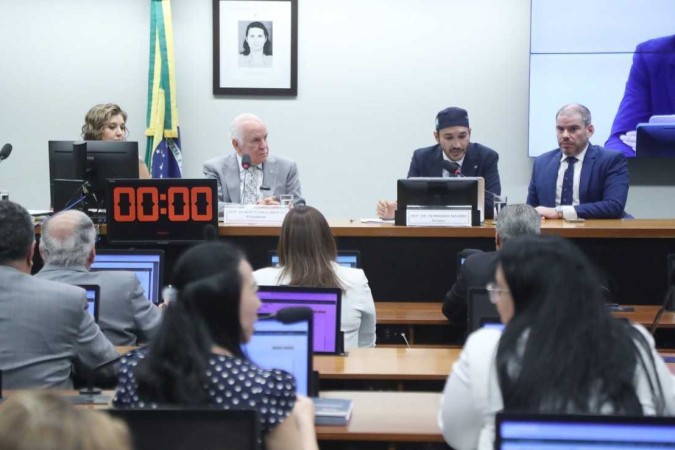 Sessão da comissão especial: o relator, Dr. Fernando Máximo, disse que o texto final foi acordado com o governo -  (crédito: Bruno Spada / Câmara dos Deputados)