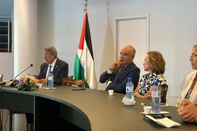 Alzeben (ao centro) falou em uma coletiva na Embaixada do Estado Palestino, em Brasília, nesta terça-feira (27/02) - (crédito: Henrique Lessa/CB/D.A. Press) Alzeben (ao centro) falou em uma coletiva na Embaixada do Estado Palestino, em Brasília, nesta terça-feira (27/02) - (crédito: Henrique Lessa/CB/D.A. Press)