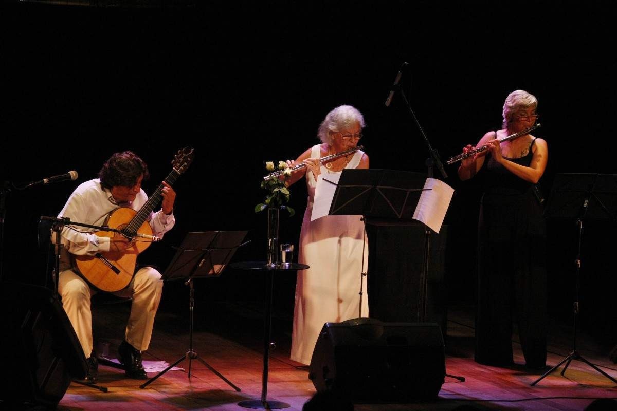 No palco, com a mãe Odette e o irmão Jaime, em 2010