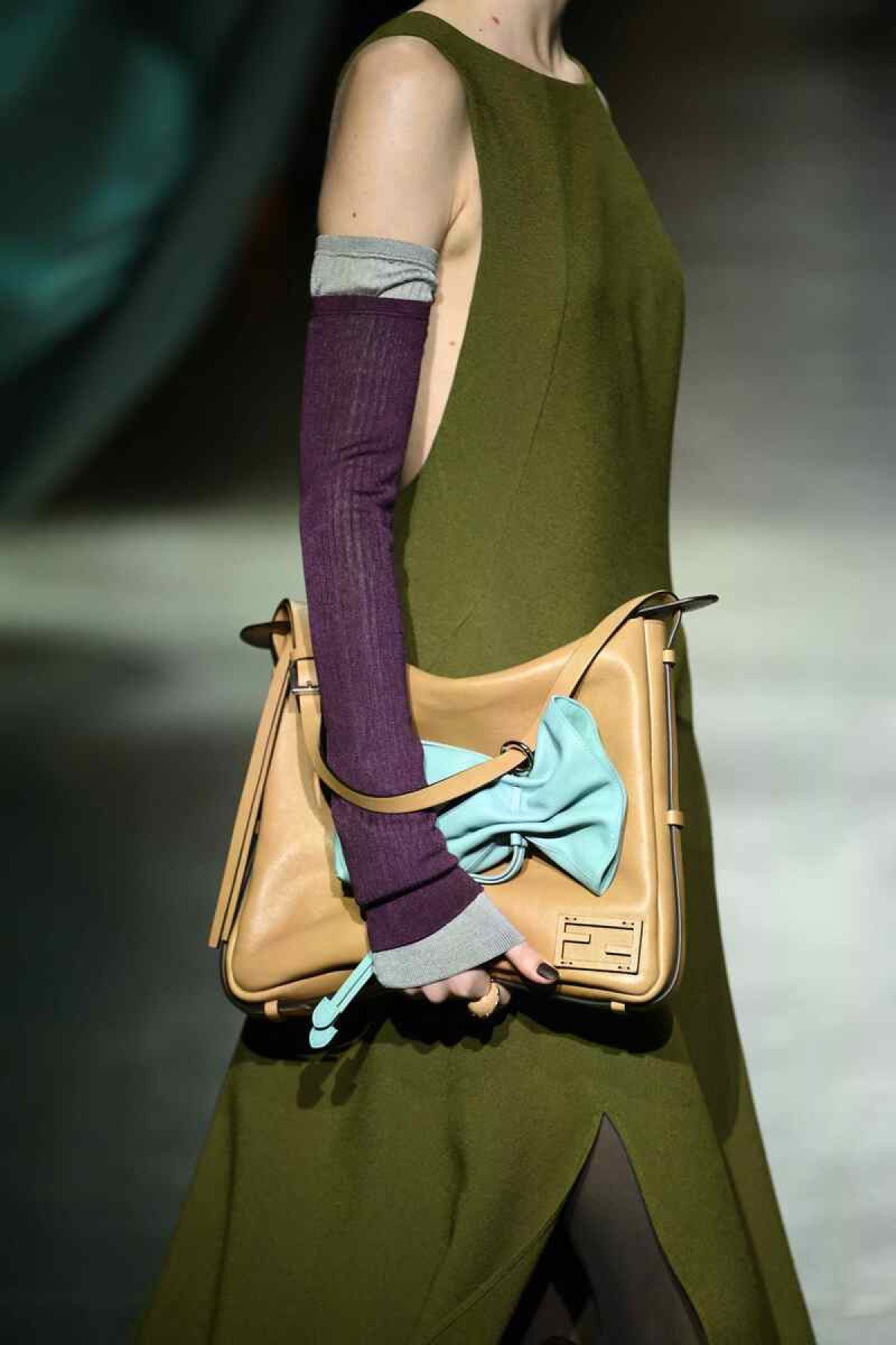 s maxi bolsas estão de volta e foram uma das apostas da Fendi. 