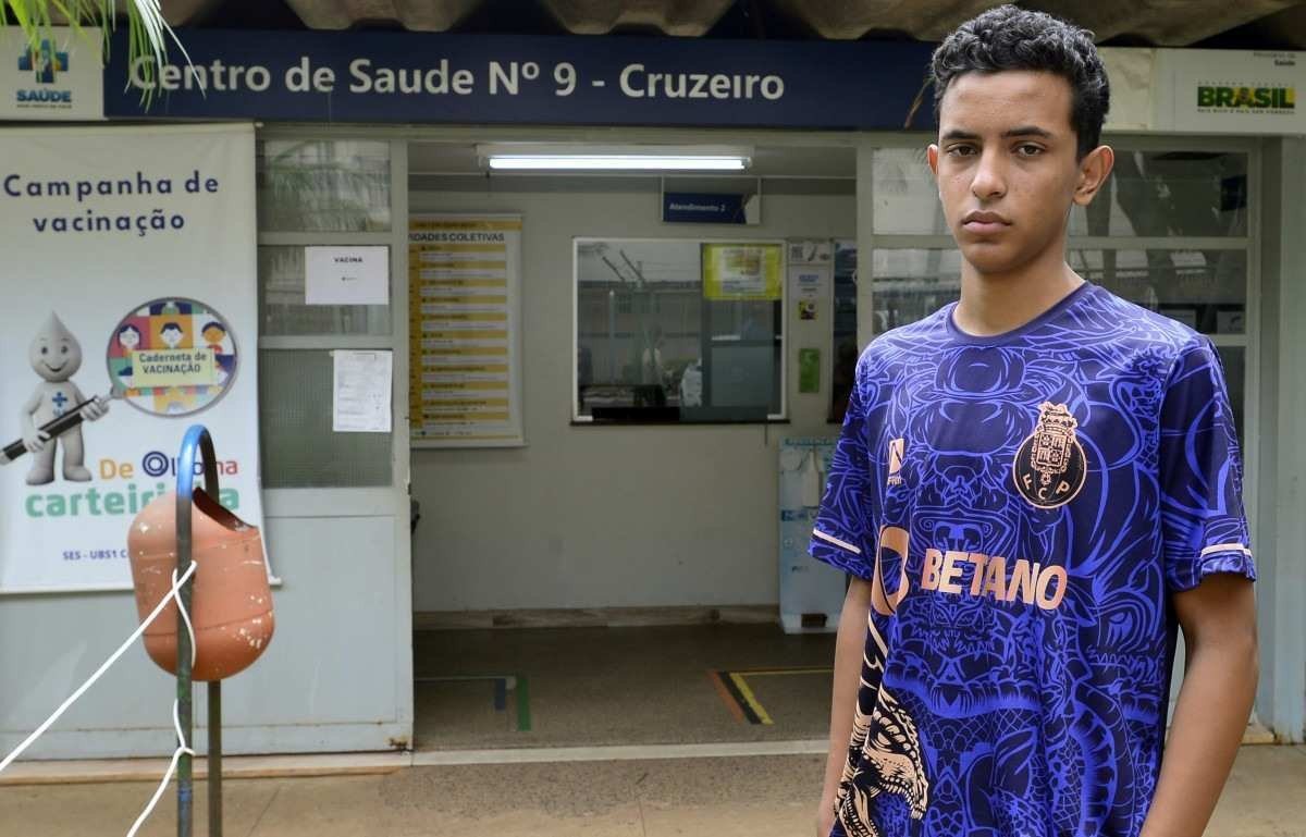 Matheus Ribeiro, de Águas Lindas, procurou a UBS 9 do Cruzeiro 28/02/2024 Crédito: Marcelo Ferreira/CB/D.A Press. Brasil. Brasília - DF - DENGUE - UBS 9 do Cruzeiro . Matheus Ribeiro.