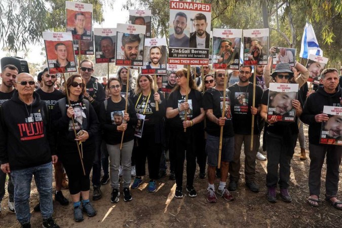 Com cartazes e a bandeira de Israel, grupo se prepara para o longo percurso: cerca de 130 pessoas permanecem nas mãos do Hamas -  (crédito:  AFP)