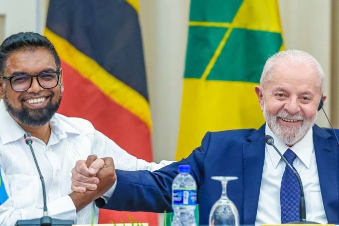 Lula e o presidente Irfaan Ali se cumprimentam na cúpula da Caricom. Eles se reúnem para tratar de Essequibo -  (crédito:  Ricardo Stuckert / PR)