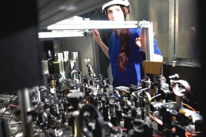 Lisa Goggler está entre os criadores de um complexo sistema de lasers para resfriar átomos de positrônio -  (crédito: CERN)