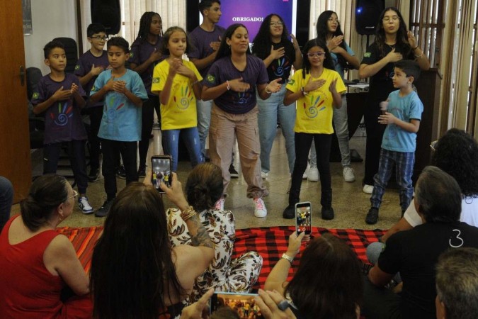 Jovens do Instituto Batucar fazem apresentação na representação do país africano -  (crédito:  <<<>>>                              )