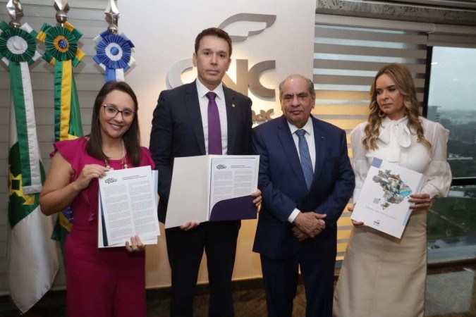 Os deputados federais Renata Abreu e Felipe Carreras e a senadora Daniella Ribeiro receberam o manifesto do presidente da CNC durante encontro em Brasília.  -  (crédito: Paulo Negreiros)