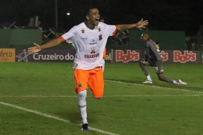 Jogadores do Nova Iguaçu celebram um dos oito gols que marcaram na goleada histórica sobre o Itabuna -  (crédito: Foto: Divulgação/Nova Iguaçu)