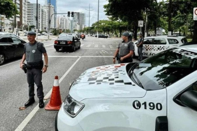 Policiais militares em patrulhamento na Baixada Santista durante a Operação Verão
 -  (crédito: SSP-SP/Divulgação)