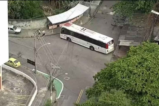 Ônibus é usado para bloquear via de acesso à Vila Aliança, na Zona Oeste, durante operação policial  -  (crédito: Reprodução/TV Globo)