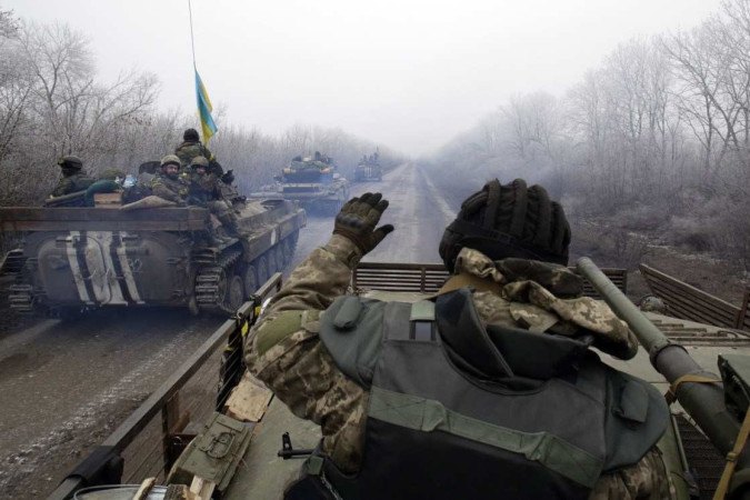 Um comboio de forças ucranianas dirige-se para Debaltseve, região de Donetsk       -  (crédito:  ANATOLII STEPANOV / AFP)